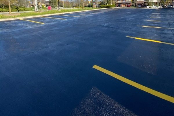 asphalt-sealing-for-spacious-parking-lot