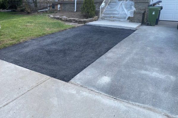 asphalt-sealing-in-front-of-a-house